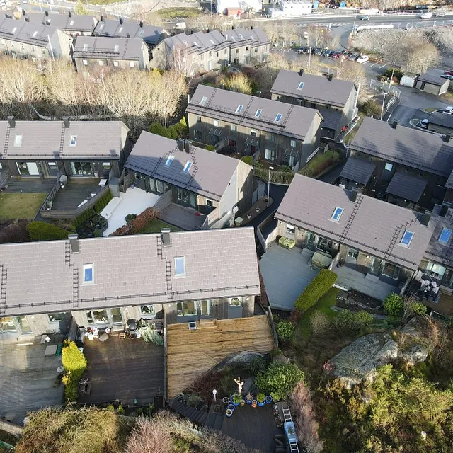 Dronefoto av tak til boliger