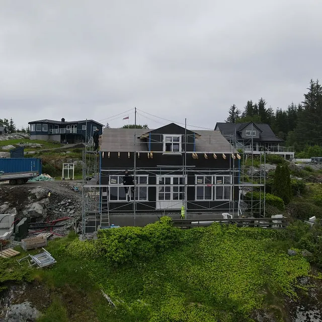 Hytte i Alver, på gresslette